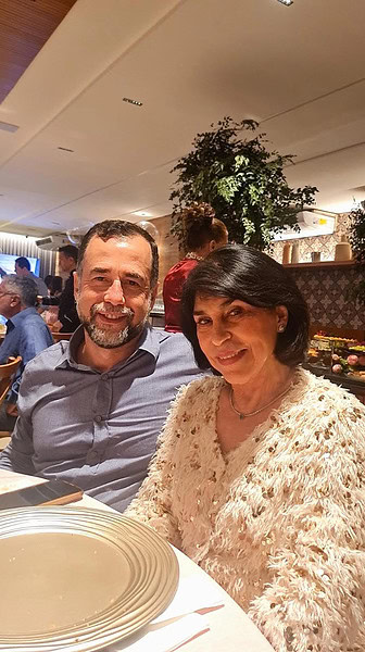 Wilson Barbosa Neto e  Fernanda Teixeira receberam familiares e amigos íntimos para o chá revelação do primeiro filho