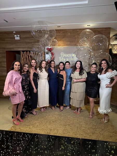 Wilson Barbosa Neto e  Fernanda Teixeira receberam familiares e amigos íntimos para o chá revelação do primeiro filho