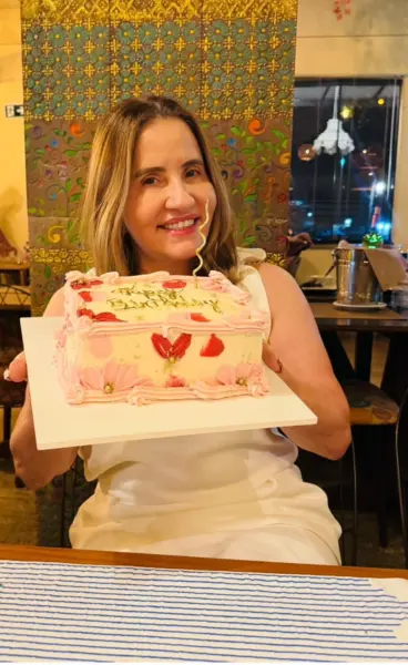 Maria Elena Barcelos Leite ganhou na noite da última desta terça-feira um parabéns surpresa das amigas no restaurante Jarude