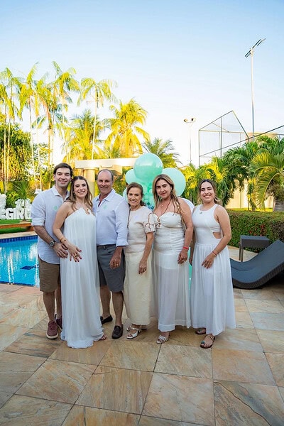 Wilson Barbosa Neto e  Fernanda Teixeira receberam familiares e amigos íntimos para o chá revelação do primeiro filho