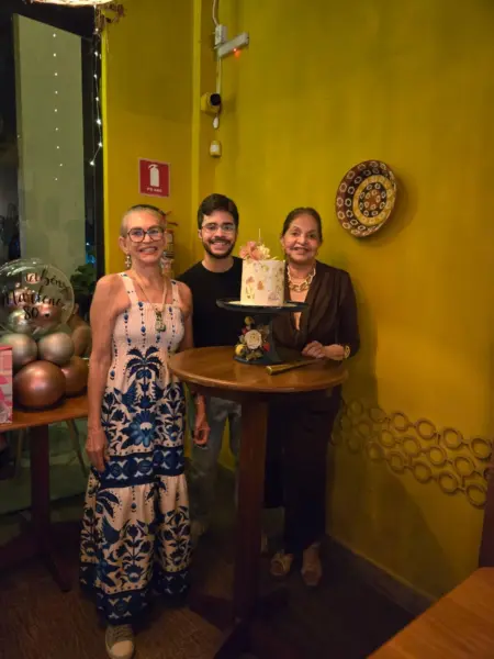 Maria Elena Barcelos Leite ganhou na noite da última desta terça-feira um parabéns surpresa das amigas no restaurante Jarude