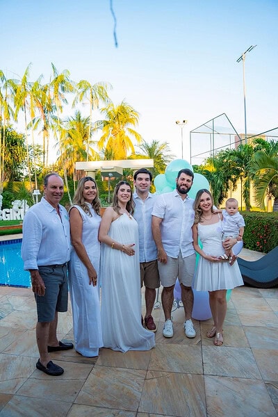 Wilson Barbosa Neto e  Fernanda Teixeira receberam familiares e amigos íntimos para o chá revelação do primeiro filho