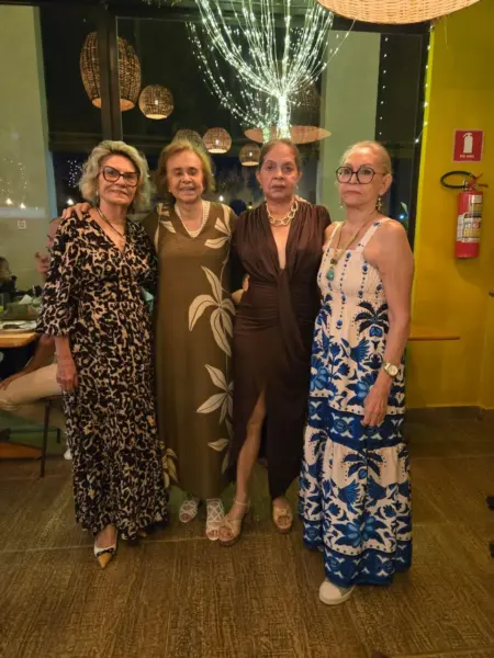 Maria Elena Barcelos Leite ganhou na noite da última desta terça-feira um parabéns surpresa das amigas no restaurante Jarude
