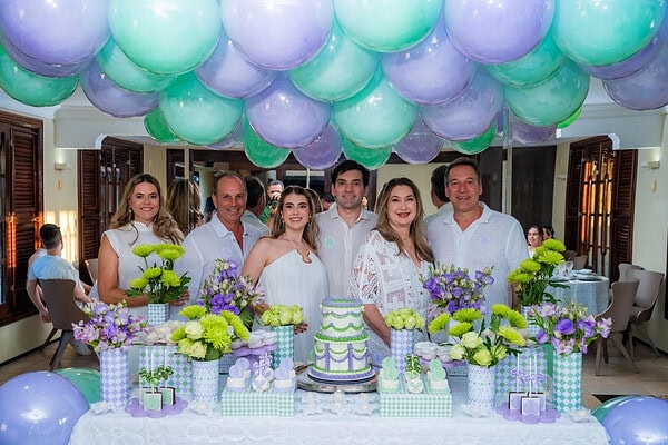 Wilson Barbosa Neto e  Fernanda Teixeira receberam familiares e amigos íntimos para o chá revelação do primeiro filho
