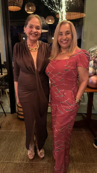 Maria Elena Barcelos Leite ganhou na noite da última desta terça-feira um parabéns surpresa das amigas no restaurante Jarude