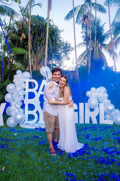 Wilson Barbosa Neto e  Fernanda Teixeira receberam familiares e amigos íntimos para o chá revelação do primeiro filho