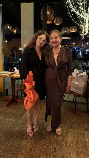 Maria Elena Barcelos Leite ganhou na noite da última desta terça-feira um parabéns surpresa das amigas no restaurante Jarude