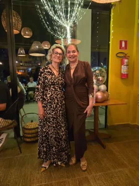 Maria Elena Barcelos Leite ganhou na noite da última desta terça-feira um parabéns surpresa das amigas no restaurante Jarude