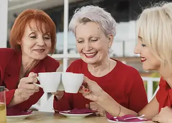 Chá fortalece ossos de idosas; café em excesso fragiliza, diz estudo 2 O que a xícara esconde: compostos do chá podem promover ossos fortes, já o excesso de cafeína interfere na absorção de cálcio, segundo cientistas - (crédito: Freepik/VLADIMIR GAPPOV)