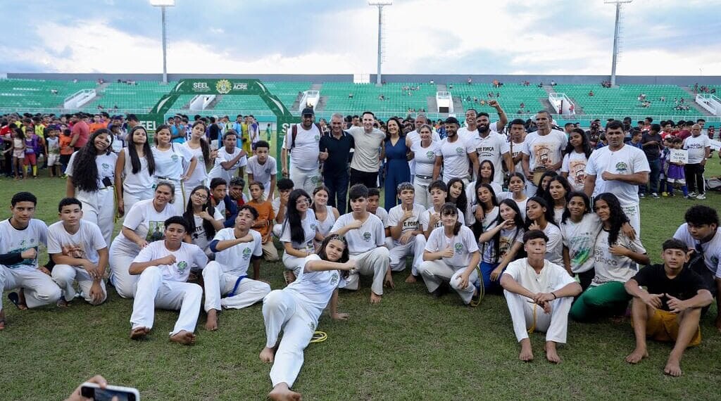 Vice-governadora e secretário de esportes entregam kits para 130 escolinhas. Foto: Neto Lucena/Secom
