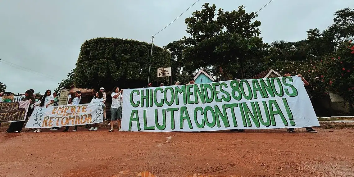 Programação em memória de Chico Mendes segue até o dia 22 com debates, cinema e imersão na floresta 1 Caminhada solene ao túmulo de Chico acontece sempre em 16 de dezembro. Foto: Comitê Chico Mendes