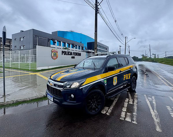 PRF apreende mais de 90 kg de cocaína escondidos em fundo falso de carro na BR-317; três são presos