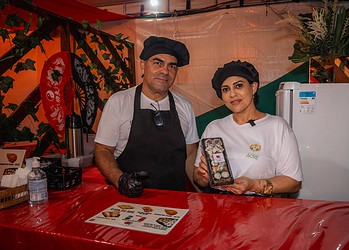 Para apoiar estudos da filha no curso de medicina, casal investe em culinária oriental e estreia na Feira Natalina 2 Nilma e Charles Moraes investiram no Sabor Oriental para apoiar os estudos da filha no curso de medicina. Foto: Bruno Moraes/Sete