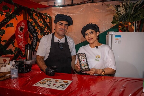 Para apoiar estudos da filha no curso de medicina, casal investe em culinária oriental e estreia na Feira Natalina