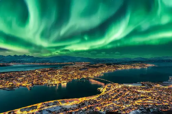 Noruega lança trem panorâmico noturno para observar a aurora boreal
