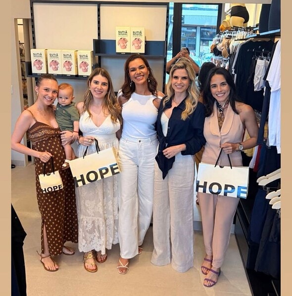 Nathália e Ricardo Martins brindaram amigos e clientes com um soft-open impecável da Hope Resort no Bosque Open Mall