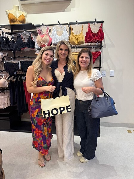 Nathália e Ricardo Martins brindaram amigos e clientes com um soft-open impecável da Hope Resort no Bosque Open Mall