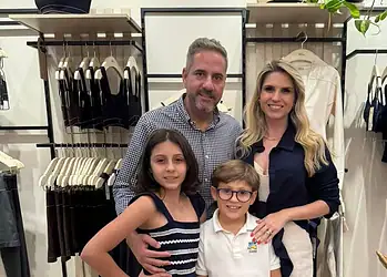 Nathália e Ricardo Martins, que na sexta, 28, brindaram amigos e clientes com um soft-open impecável da Hope Resort no Bosque Open Mall