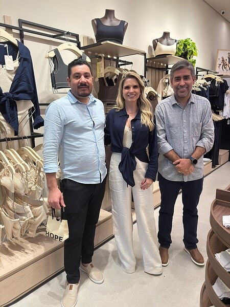 Nathália e Ricardo Martins brindaram amigos e clientes com um soft-open impecável da Hope Resort no Bosque Open Mall