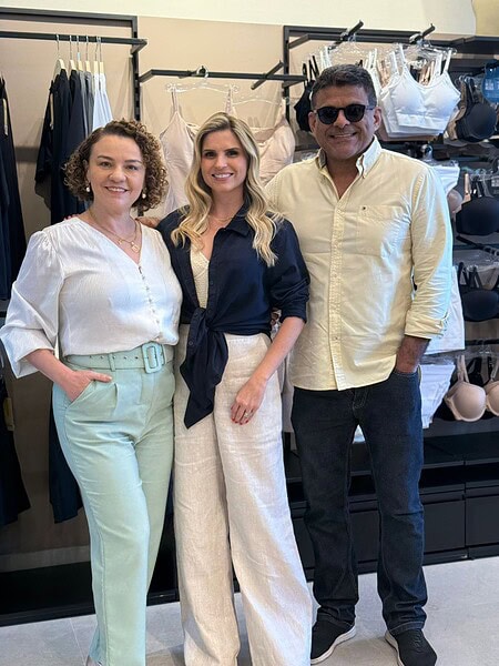 Nathália e Ricardo Martins brindaram amigos e clientes com um soft-open impecável da Hope Resort no Bosque Open Mall