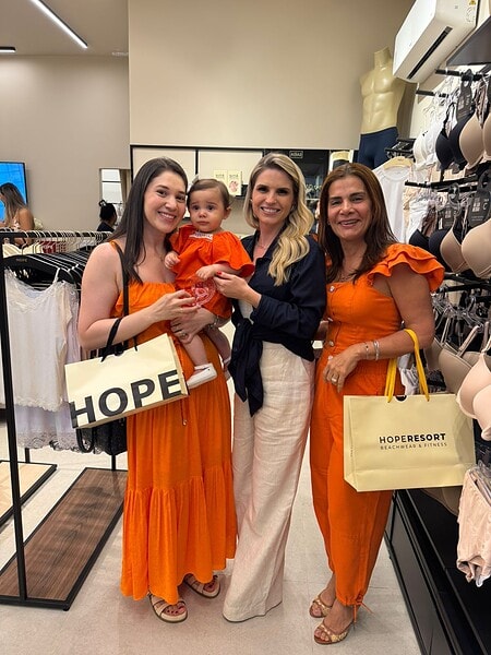 Nathália e Ricardo Martins brindaram amigos e clientes com um soft-open impecável da Hope Resort no Bosque Open Mall