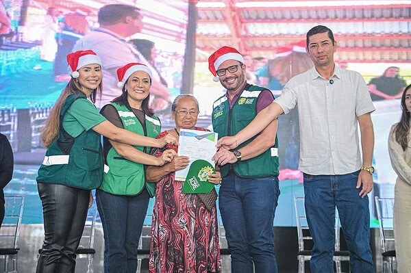 Gladson e Mailza entregam 450 títulos definitivos de terra em Porto Acre