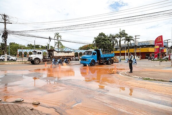 Rompimento de adutora deixa bairros de Rio Branco sem água