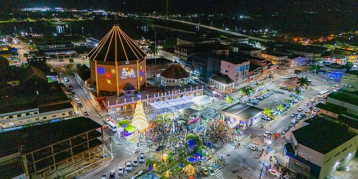 Mais de 2 milhões de lâmpadas iluminam o Natal em Cruzeiro do Sul; FOTOS