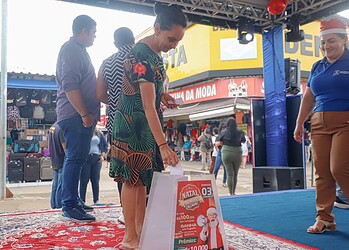 Natal Premiado vai sortear TV de 50 polegadas e R$ 14 mil em PIX em Rio Branco; veja como participar 2 Para participar, basta realizar compras de R$ 100 reais ou mais nas lojas credenciadas - Foto: Marcos Araújo/Secom