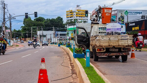 Estrada Dias Martins começa a receber nova iluminação; obra vai instalar 150 postes