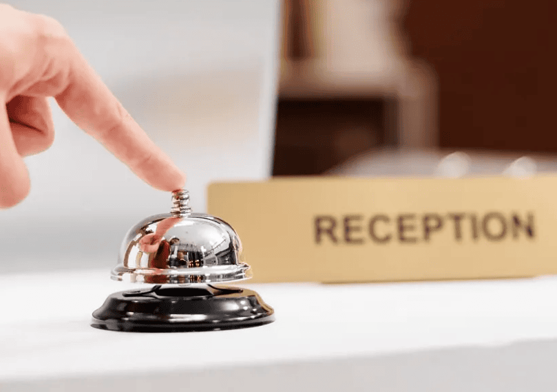 Entenda as novas regras de check-in e check-out que estão em vigor 1 Portaria regulamenta valor da diária em hotéis e requisitos mínimos de limpeza • Freepik