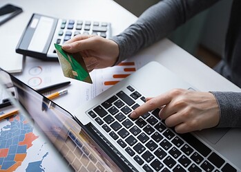 Como as empresas podem centralizar despesas e gestão de benefícios?