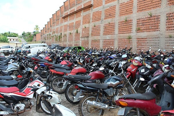 Leilão vai transformar veículos abandonados em sucata e colocar 35 toneladas de ferro à venda no Acre