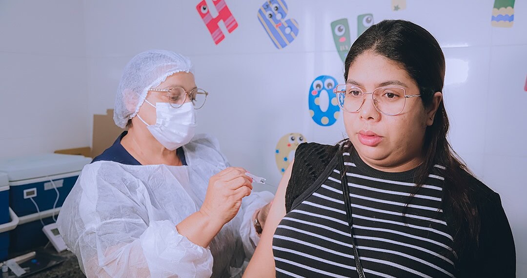 Rio Branco passa a ofertar vacina gratuita contra bronquiolite para gestantes 1 Vacina contra a Covid-19 em campanha de vacinação no Acre.