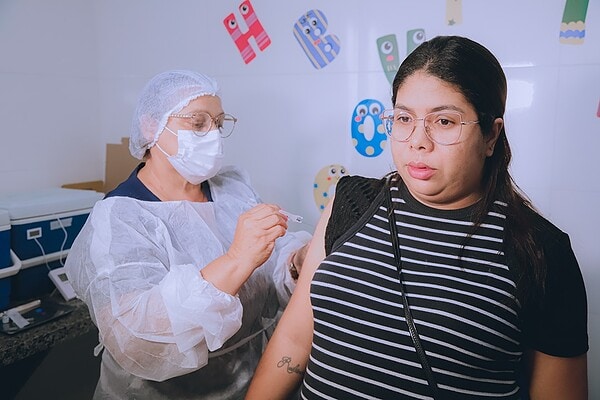 Vacina contra a Covid-19 em campanha de vacinação no Acre.