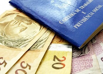 Pagamento do 13º feito em uma única parcela apenas em dezembro é ilegal — Foto: Reprodução