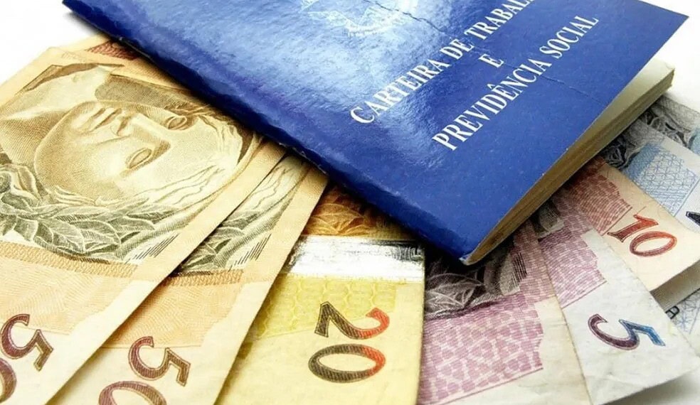 Pagamento do 13º feito em uma única parcela apenas em dezembro é ilegal — Foto: Reprodução