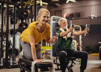 Em quais fases da vida a atividade física é mais importante para a saúde? 2 Estudos indicam benefícios da musculação e atividade física para a terceira idade • Emir Memedovski/via Getty Images