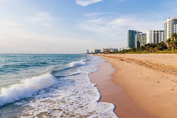Metade das praias do mundo pode desaparecer até 2100, diz estudo