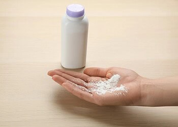 Entenda a relação entre talco, amianto e o risco de desenvolver câncer 4 Liudmila Chernetska/ Getty Images