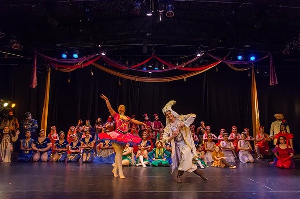 Escola apresenta espetáculo 'Castelo Rá-Tim-Bum' com música, teatro e dança em Rio Branco