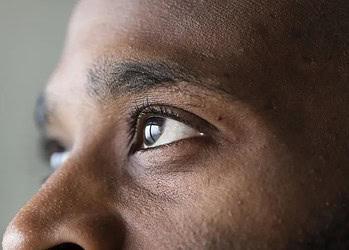 Nova tendência nas redes sociais mostra homens raspando os cílios  • rawpixel.com/Freepik