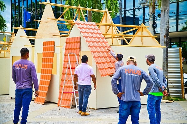 Com investimento de R$ 2,2 milhões, decoração natalina em Rio Branco conta com 34 casinhas temáticas e árvore flutuante