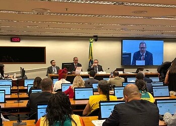 Antes de começar a discussão, manifestantes ocuparam parte do plenário 12, e emitiram gritos de ordem "30 horas já!" - (crédito: Danandra Rocha)