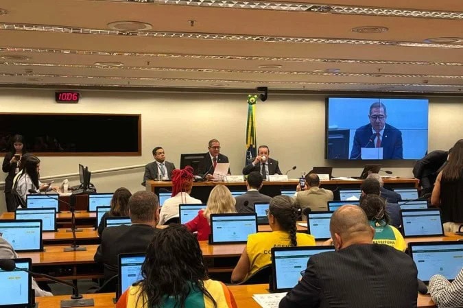 Câmara discute futuro da jornada enquanto parecer mantém 6x1 com limites 1 Antes de começar a discussão, manifestantes ocuparam parte do plenário 12, e emitiram gritos de ordem "30 horas já!" - (crédito: Danandra Rocha)