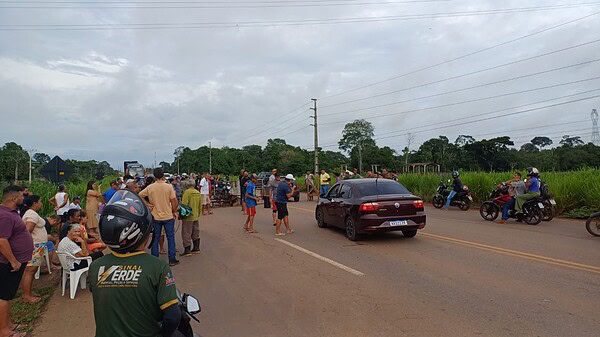 Moradores fecham rodovia em busca de melhorias em bairro de Rio Branco