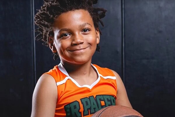 Aos 7 anos, menino perde as duas pernas após complicações da gripe