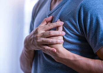 Cardiologista lista sintomas graves de infarto além da dor no peito 2 manusapon Kasosod / Getty Images