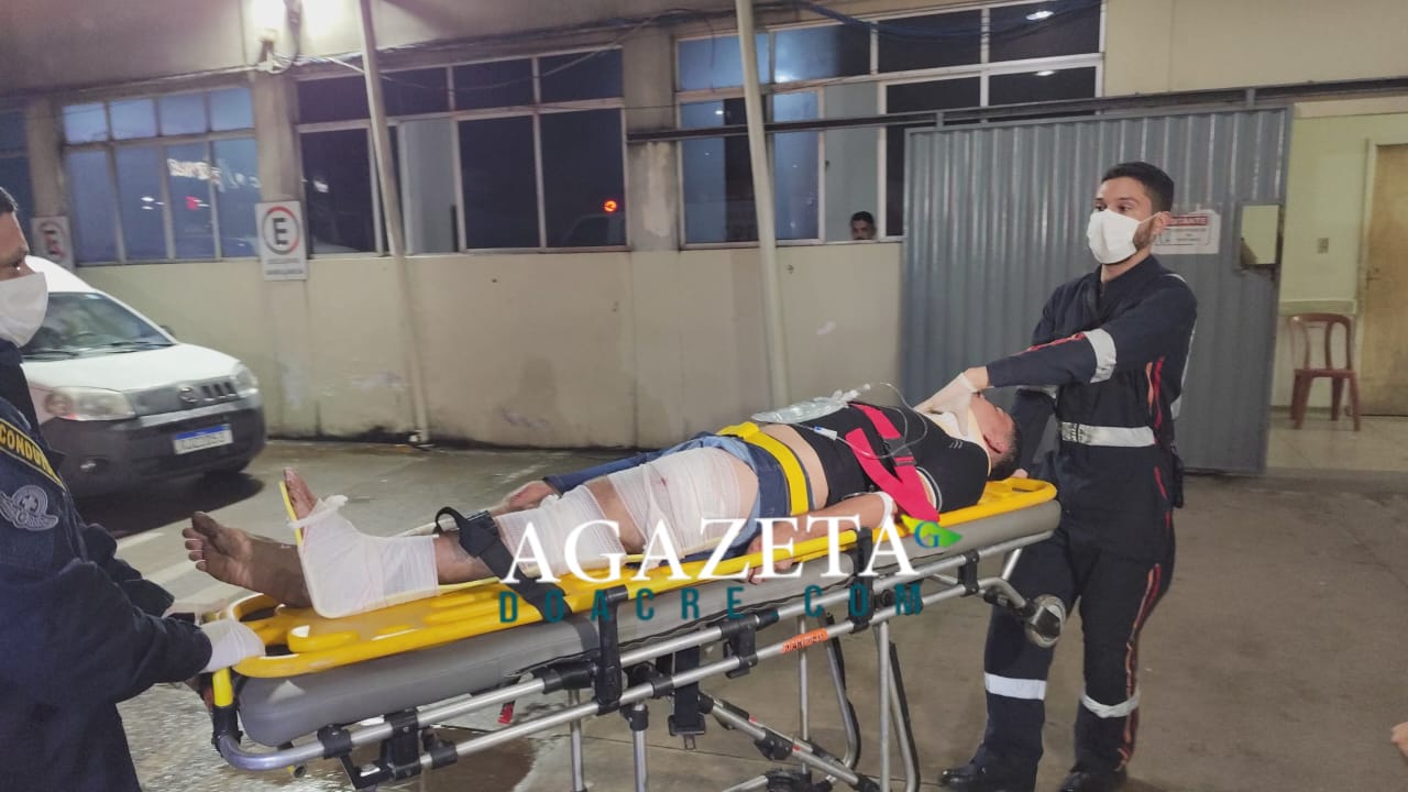 Veículos colidem, homem fica ferido e moto pega fogo em via movimentada de Rio Branco 3 Veículos colidem, homem fica ferido e moto pega fogo em via movimentada de Rio Branco