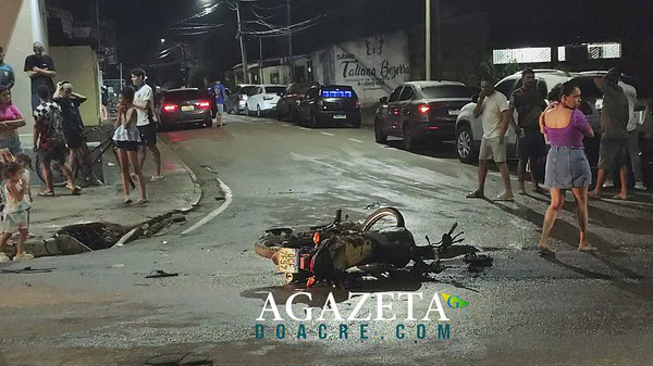 Veículos colidem, homem fica ferido e moto pega fogo em via movimentada de Rio Branco